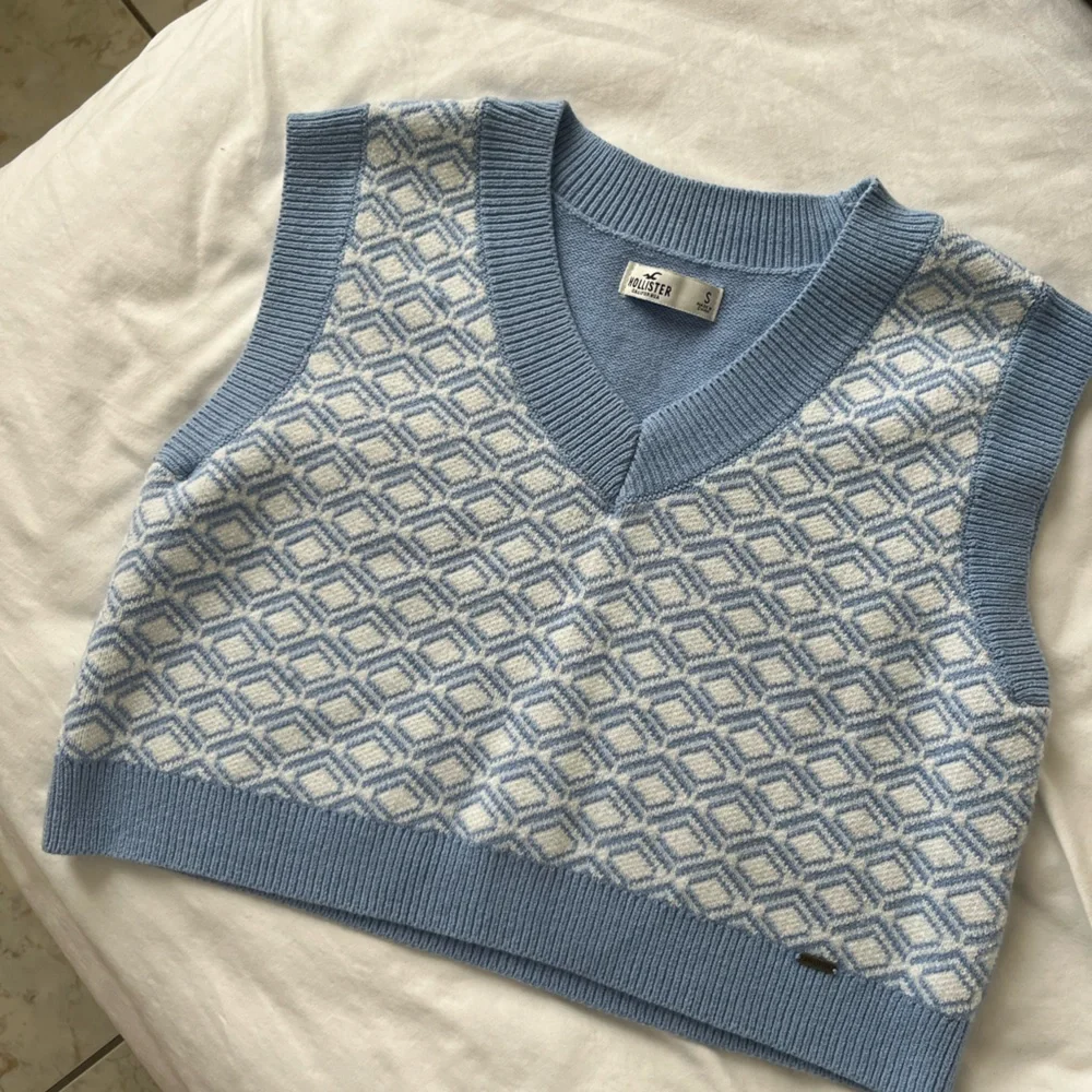 Hollister Light Blue and White Diamond Knit V-Neck Sweater Vest
